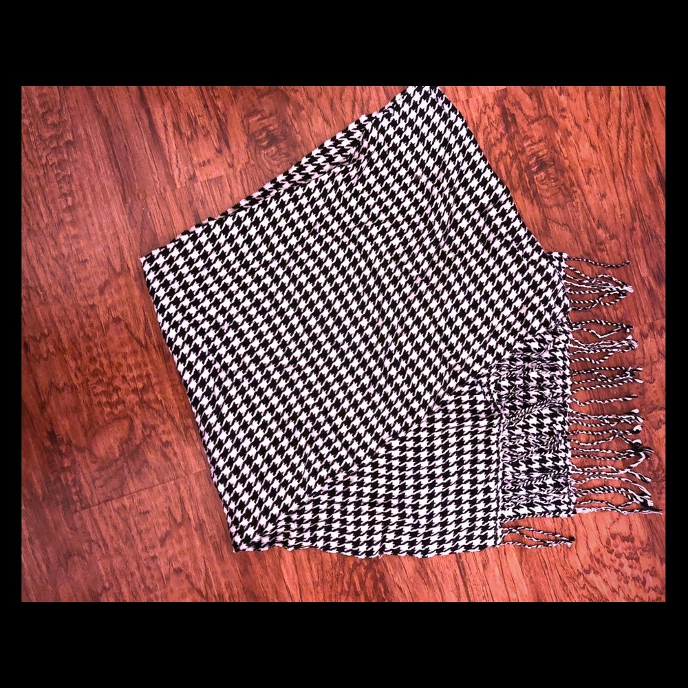 Super soft houndstooth scarf! 🧣